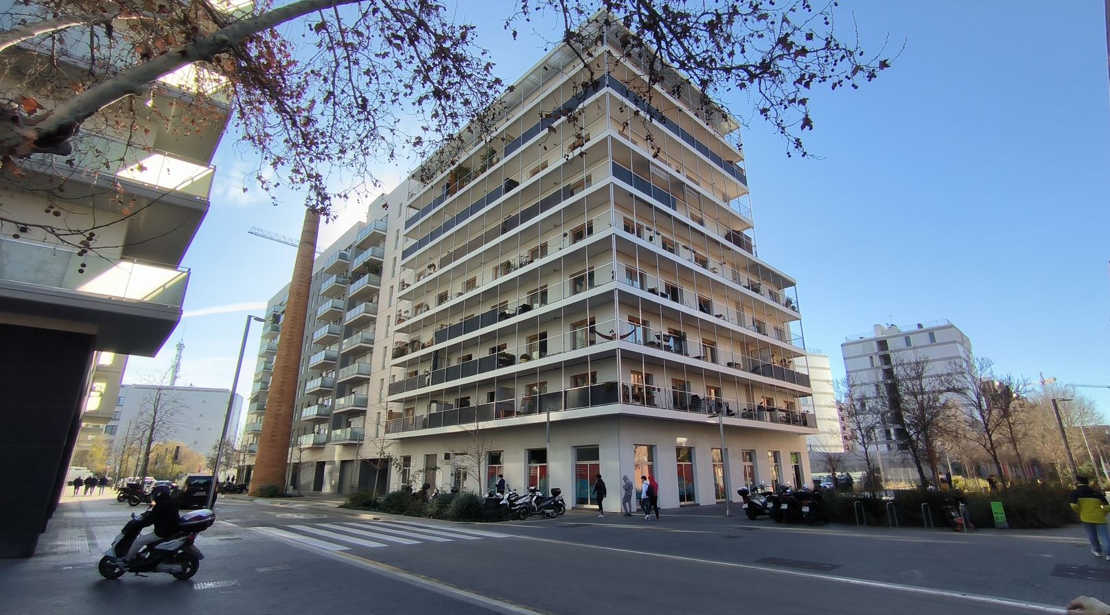DALEPH VISITA EL NUEVO BARRIO DE LA MARINA DEL PRAT VERMELL EN 